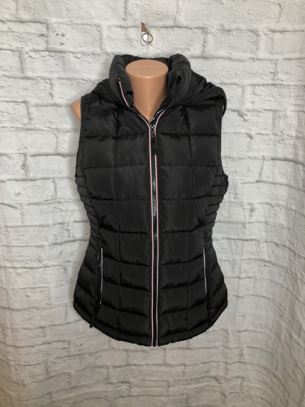 Tommy Hilfiger Women’s Black Solid Full Zip Hooded Puffer Vest M Adult Quilted